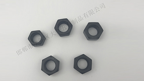 在大久五金看來，六角螺母是將機械設(shè)備緊密連接起來的重要零件